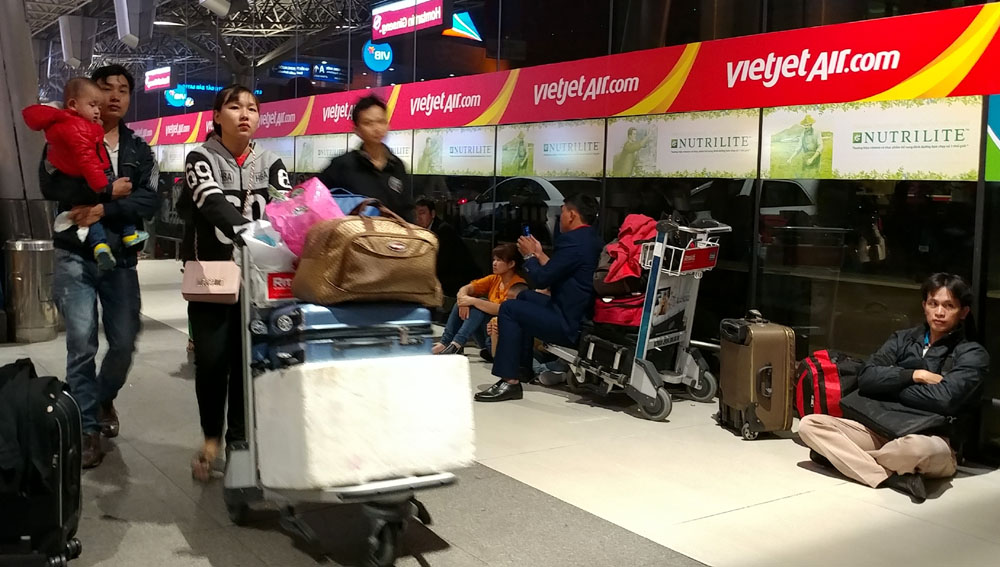 Suốt đêm vật vờ ở Tân Sơn Nhất chờ chuyến bay về quê đón Tết