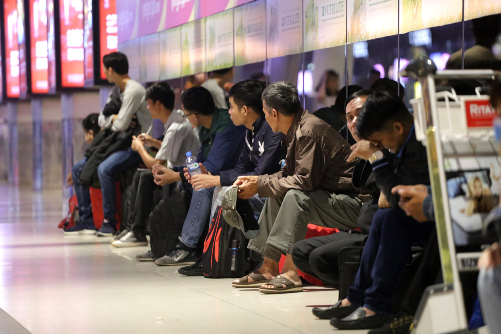 Suốt đêm vật vờ ở Tân Sơn Nhất chờ chuyến bay về quê đón Tết