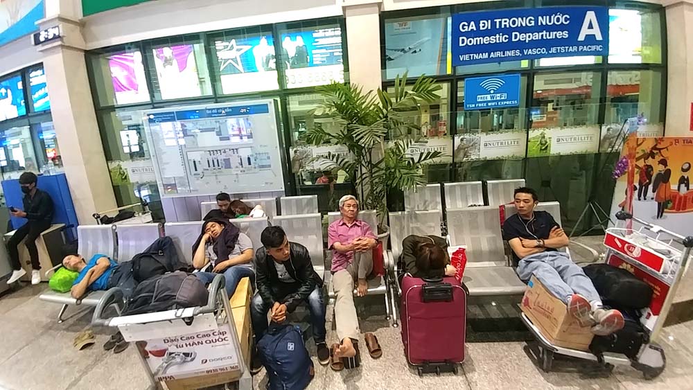 Suốt đêm vật vờ ở Tân Sơn Nhất chờ chuyến bay về quê đón Tết