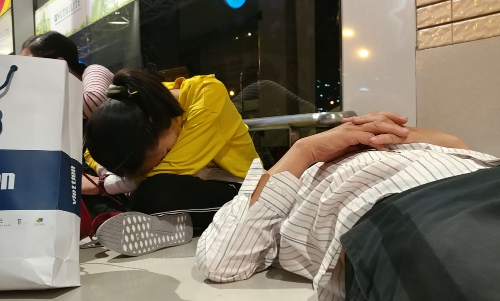 Suốt đêm vật vờ ở Tân Sơn Nhất chờ chuyến bay về quê đón Tết Suốt đêm vật vờ ở Tân Sơn Nhất chờ chuyến bay về quê đón Tết