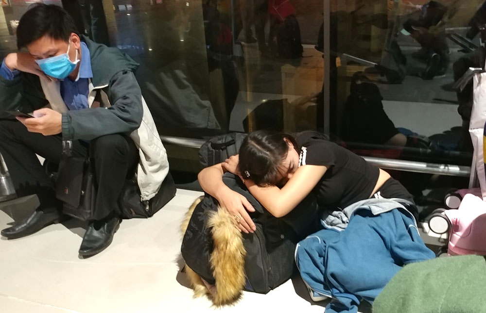 Suốt đêm vật vờ ở Tân Sơn Nhất chờ chuyến bay về quê đón Tết