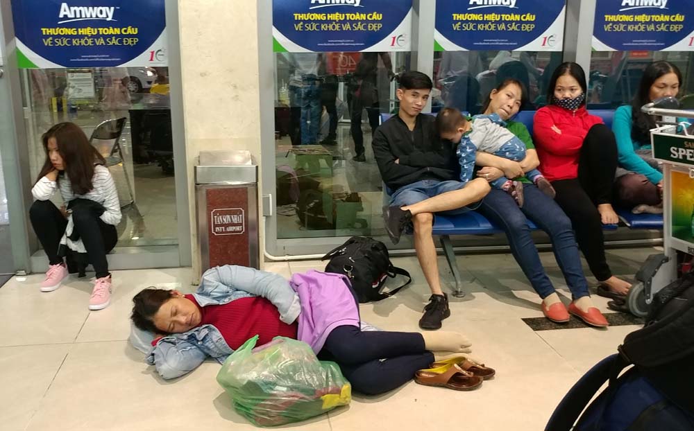 Suốt đêm vật vờ ở Tân Sơn Nhất chờ chuyến bay về quê đón Tết