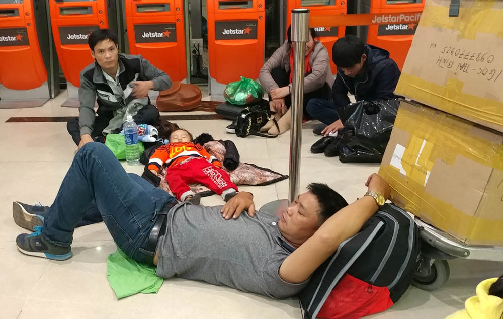 Suốt đêm vật vờ ở Tân Sơn Nhất chờ chuyến bay về quê đón Tết