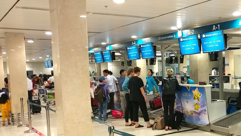 Suốt đêm vật vờ ở Tân Sơn Nhất chờ chuyến bay về quê đón Tết