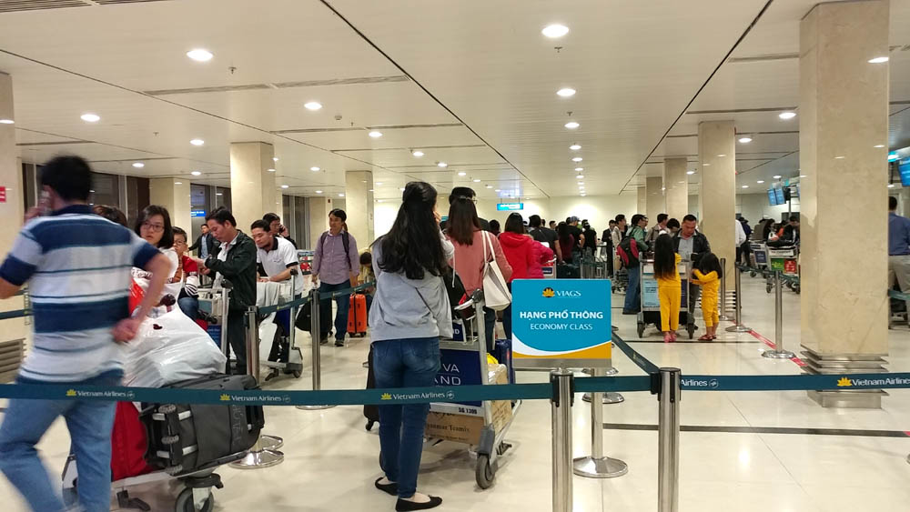Suốt đêm vật vờ ở Tân Sơn Nhất chờ chuyến bay về quê đón Tết