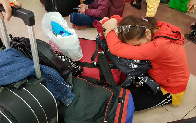 Tàu Tết Sài Gòn - Hà Nội bị delay, hàng nghìn người vạ vật sân ga