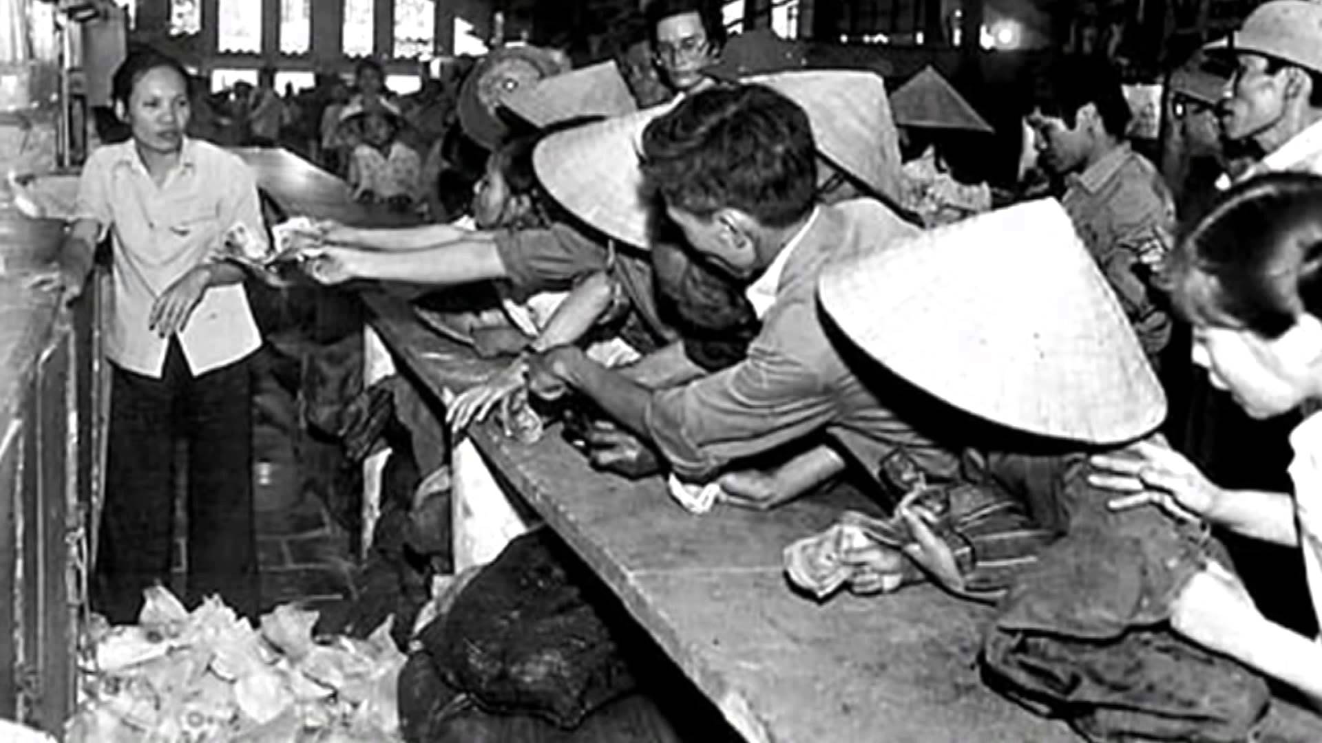 Tết thời bao cấp: Cháy hàng Tết, nhân viên mậu dịch trốn khỏi cửa hàng