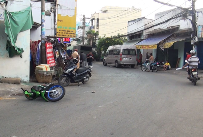 Thanh niên bị kính ô tô cứa cổ sau va chạm khủng khiếp