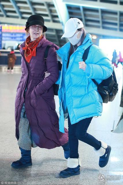 Hơn 1 tháng ở ẩn, Lý Tiểu Lộ cuối cùng đã chịu xuất hiện, đeo khẩu trang kín mít và bám chặt mẹ