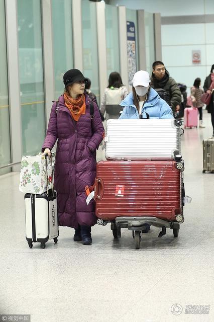 Hơn 1 tháng ở ẩn, Lý Tiểu Lộ cuối cùng đã chịu xuất hiện, đeo khẩu trang kín mít và bám chặt mẹ