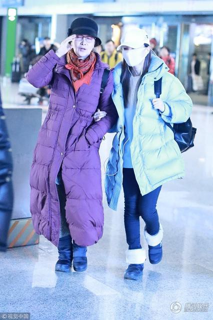 Hơn 1 tháng ở ẩn, Lý Tiểu Lộ cuối cùng đã chịu xuất hiện, đeo khẩu trang kín mít và bám chặt mẹ