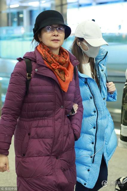 Hơn 1 tháng ở ẩn, Lý Tiểu Lộ cuối cùng đã chịu xuất hiện, đeo khẩu trang kín mít và bám chặt mẹ