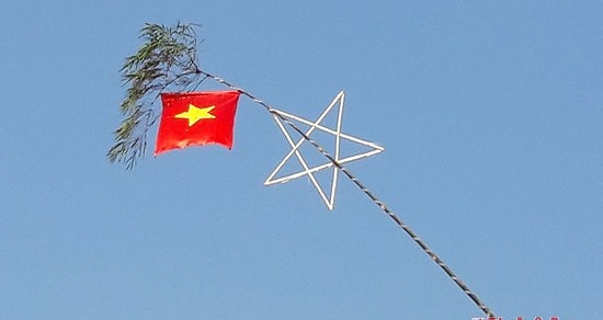 Treo cờ đón Tết, hai vợ chồng bị điện giật bỏng nặng