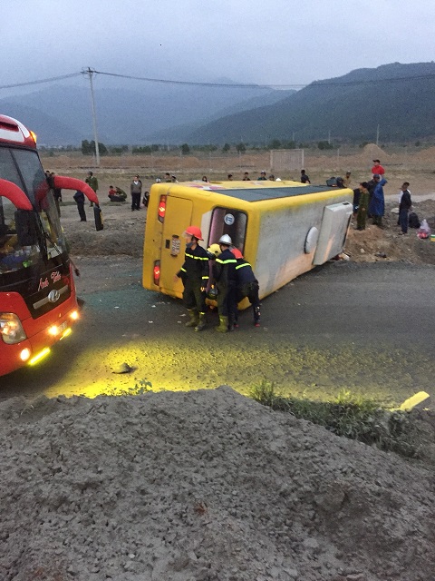 Lật xe khách, hàng chục người xa quê về Tết thương vong