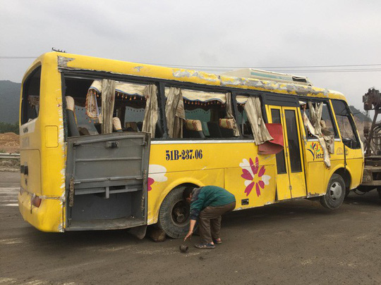 Vụ lật xe khách ở Đà Nẵng: Tài xế đang gọi điện thoại thì xe gặp nạn