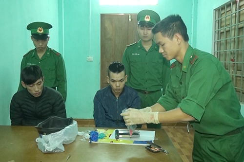 Sang Lào mua ma túy về bán kiếm tiền Tết