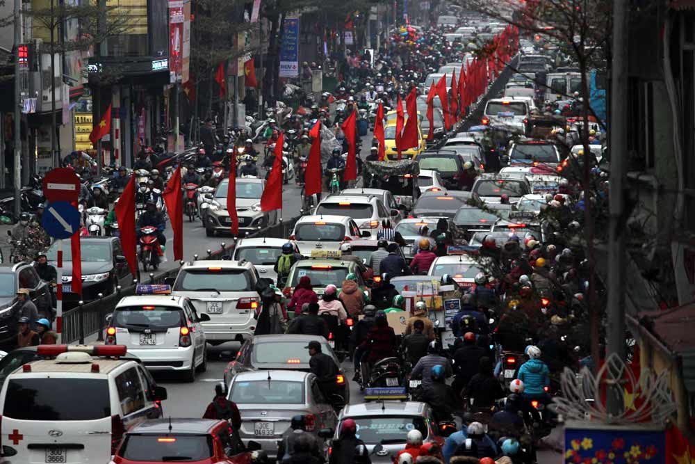 Hối hả sắm Tết, Hà Nội lại tắc khắp ngả