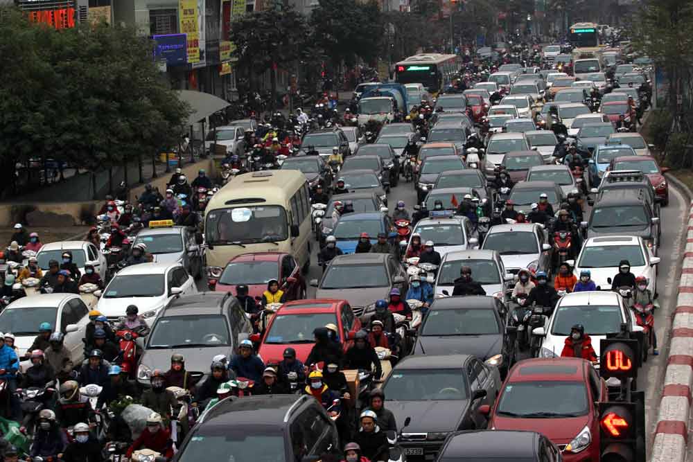 Hối hả sắm Tết, Hà Nội lại tắc khắp ngả