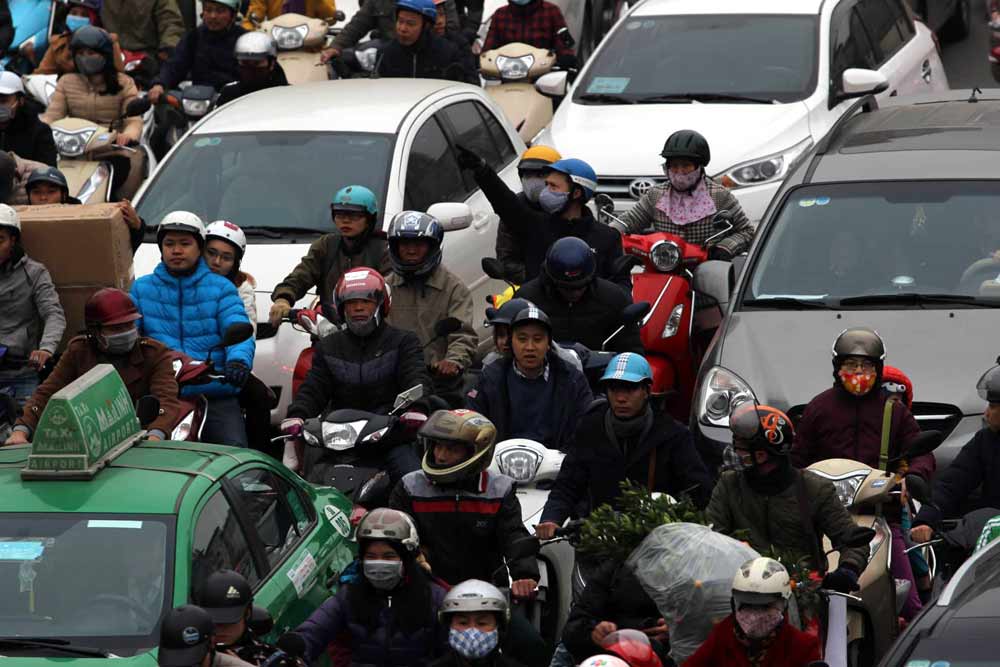 Hối hả sắm Tết, Hà Nội lại tắc khắp ngả