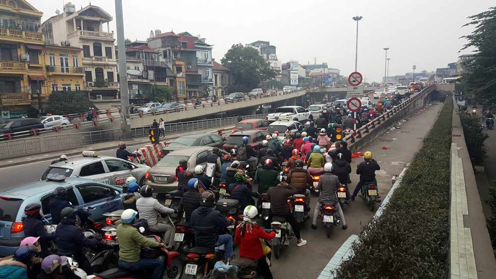 Hối hả sắm Tết, Hà Nội lại tắc khắp ngả