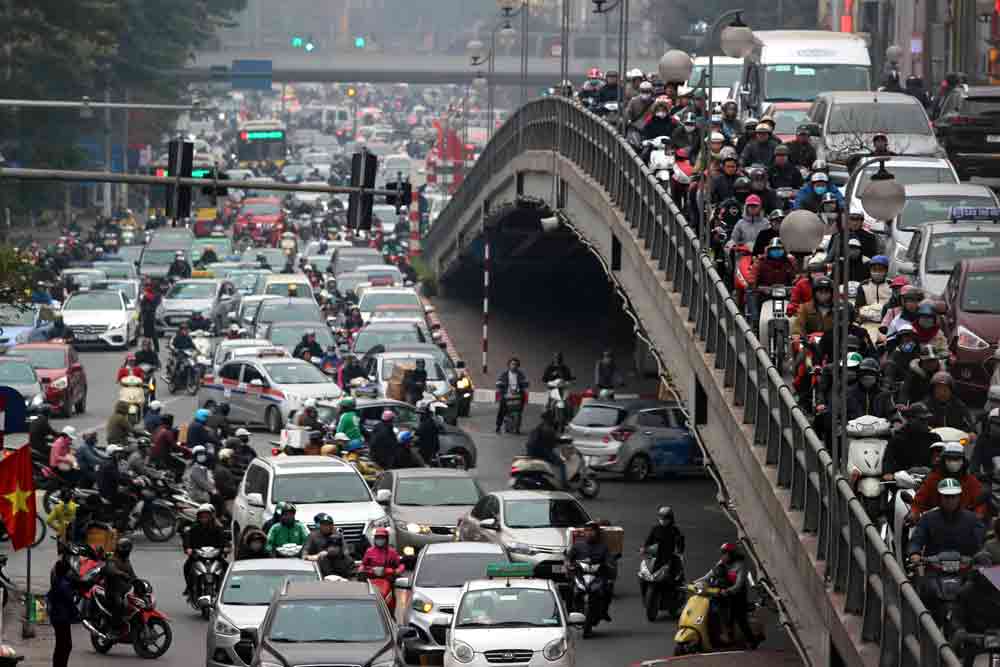 Hối hả sắm Tết, Hà Nội lại tắc khắp ngả