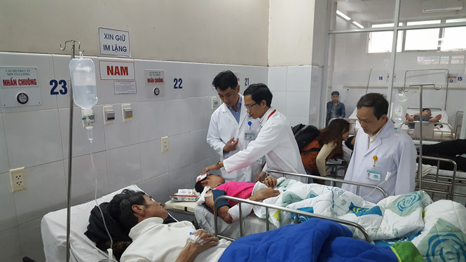 Vụ lật xe khách, 2 người chết, 11 người bị thương: Tiếng trẻ em, phụ nữ khóc rất thê lương Vụ lật xe khách, 2 người chết, 11 người bị thương: Tiếng trẻ em, phụ nữ khóc rất thê lương