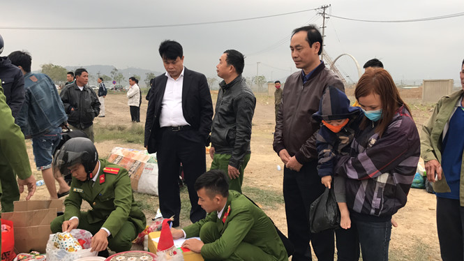Vụ lật xe khách, 2 người chết, 11 người bị thương: Tiếng trẻ em, phụ nữ khóc rất thê lương Vụ lật xe khách, 2 người chết, 11 người bị thương: Tiếng trẻ em, phụ nữ khóc rất thê lương