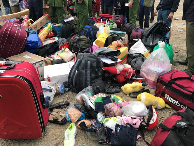 Vụ lật xe khách, 2 người chết, 11 người bị thương: Tiếng trẻ em, phụ nữ khóc rất thê lương