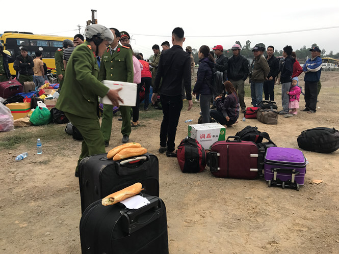 Vụ lật xe khách, 2 người chết, 11 người bị thương: Tiếng trẻ em, phụ nữ khóc rất thê lương