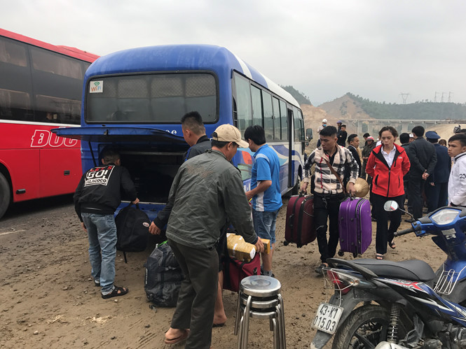 Vụ lật xe khách, 2 người chết, 11 người bị thương: Tiếng trẻ em, phụ nữ khóc rất thê lương