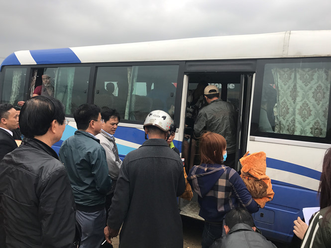 Vụ lật xe khách, 2 người chết, 11 người bị thương: Tiếng trẻ em, phụ nữ khóc rất thê lương