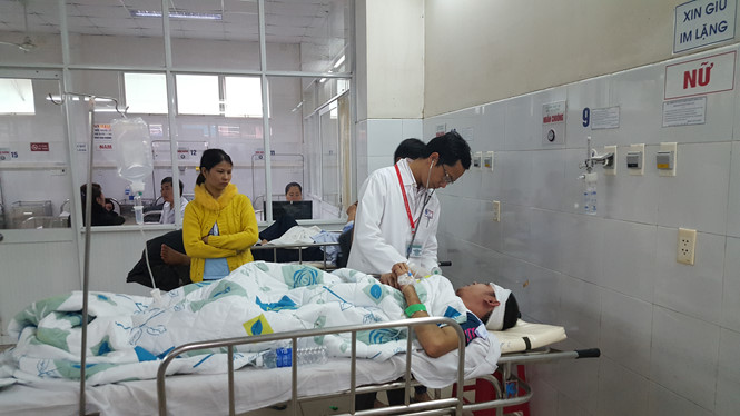 Vụ lật xe khách, 2 người chết, 11 người bị thương: Tiếng trẻ em, phụ nữ khóc rất thê lương