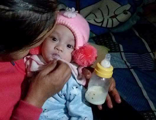 Bé gái bốn tháng tuổi bị bỏ rơi trước cổng nhà