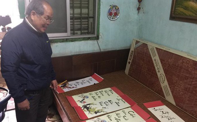PGS Bùi Hiền chuyển đôi câu đối Tết sang ngôn ngữ Tiếw Việt
