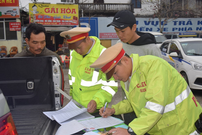 Ôtô 46 chỗ nhồi nhét 79 khách ngày cận Tết