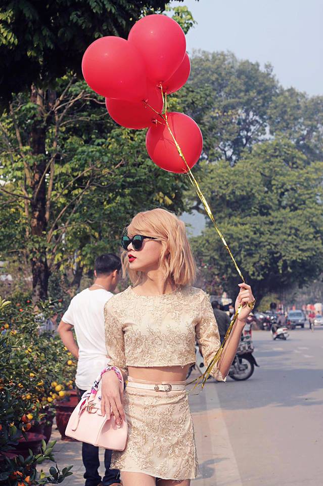 Cậu bạn cosplay Taylor Swift dạo chợ Tết, diễn sâu đến nỗi fangirl bật khóc vì tưởng thật