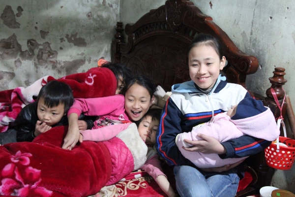 Cặp vợ chồng 29 tuổi sinh sòn sòn 8 đứa con: ‘Gia đình tôi chưa bao giờ mua cành đào, cây quất đón Tết’