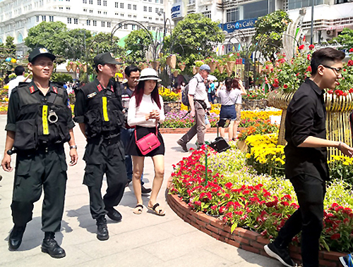 Gần 1.000 người giữ an ninh đường hoa Nguyễn Huệ