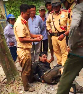 Cảnh sát lội ruộng khống chế tên cướp tiệm vàng