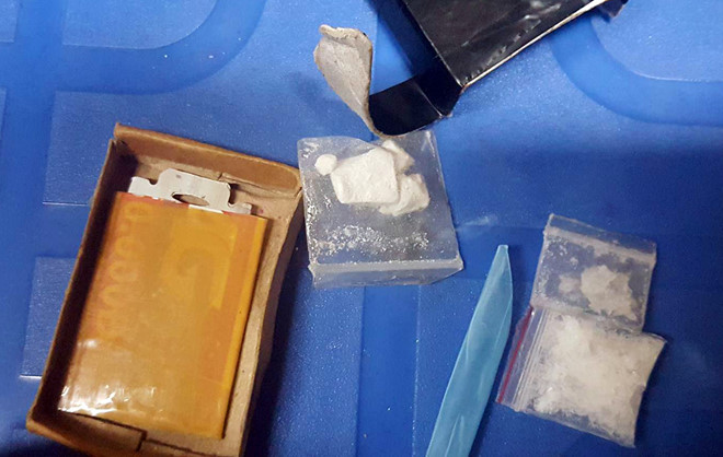 Cảnh sát thu ma túy, dao bấm của gã có tiền án tội giao cấu với trẻ em