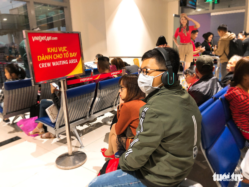 Máy bay liên tục trễ chuyến, hàng nghìn khách vạ vật ở Tân Sơn Nhất