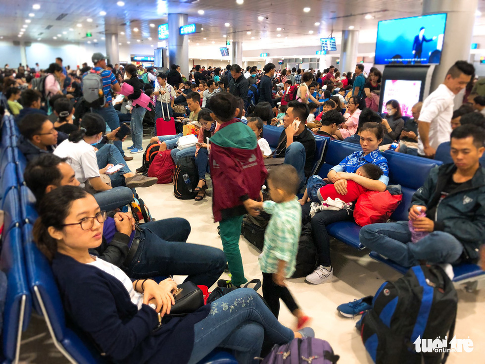 Máy bay liên tục trễ chuyến, hàng nghìn khách vạ vật ở Tân Sơn Nhất