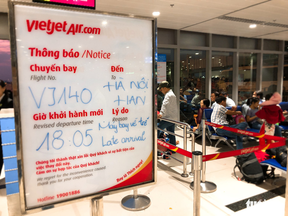 Máy bay liên tục trễ chuyến, hàng nghìn khách vạ vật ở Tân Sơn Nhất