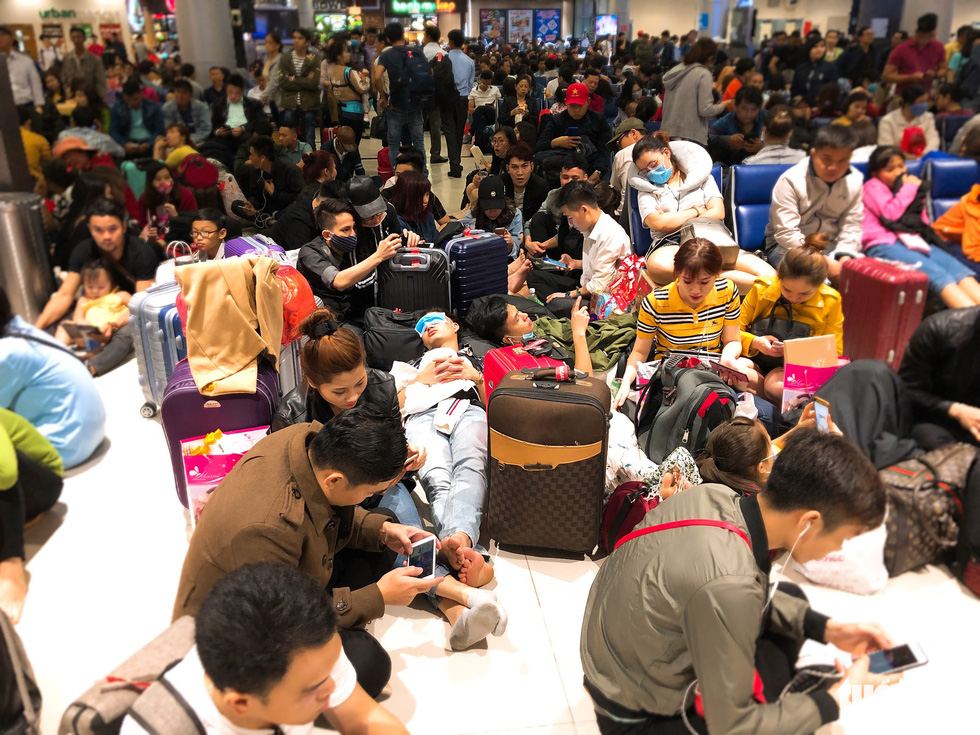 Máy bay liên tục trễ chuyến, hàng nghìn khách vạ vật ở Tân Sơn Nhất