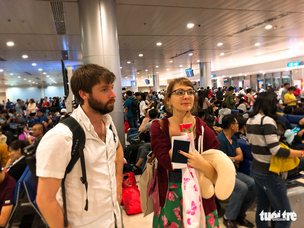 Máy bay liên tục trễ chuyến, hàng nghìn khách vạ vật ở Tân Sơn Nhất