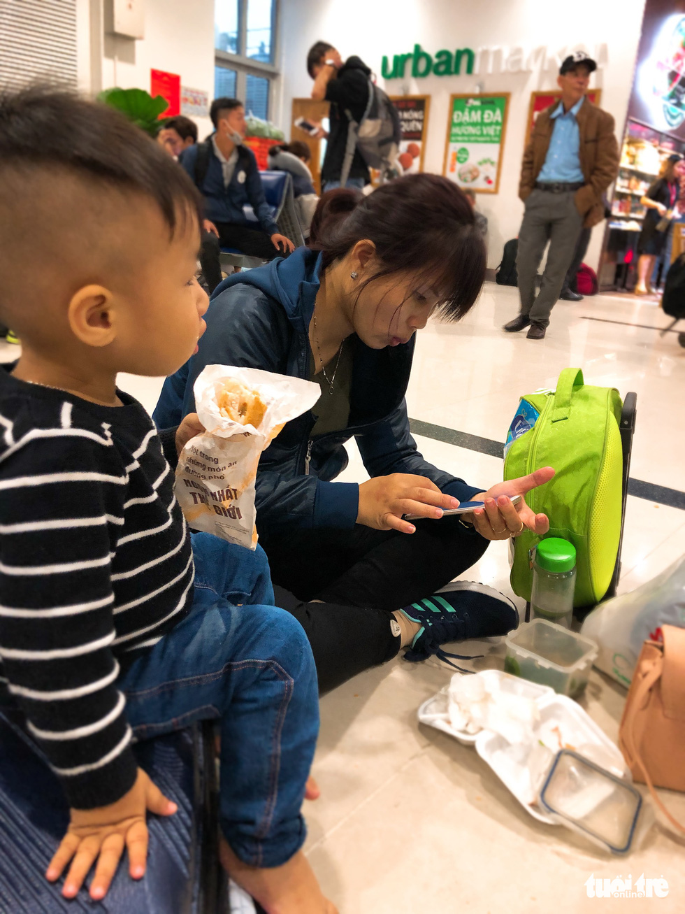 Máy bay liên tục trễ chuyến, hàng nghìn khách vạ vật ở Tân Sơn Nhất