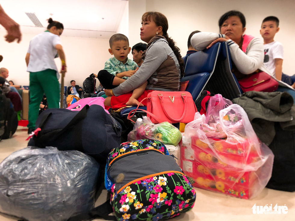 Máy bay liên tục trễ chuyến, hàng nghìn khách vạ vật ở Tân Sơn Nhất