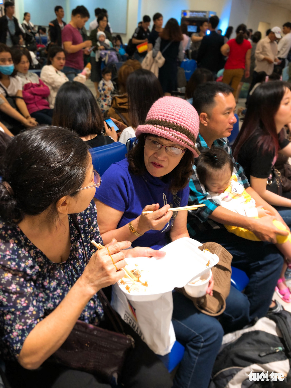 Máy bay liên tục trễ chuyến, hàng nghìn khách vạ vật ở Tân Sơn Nhất