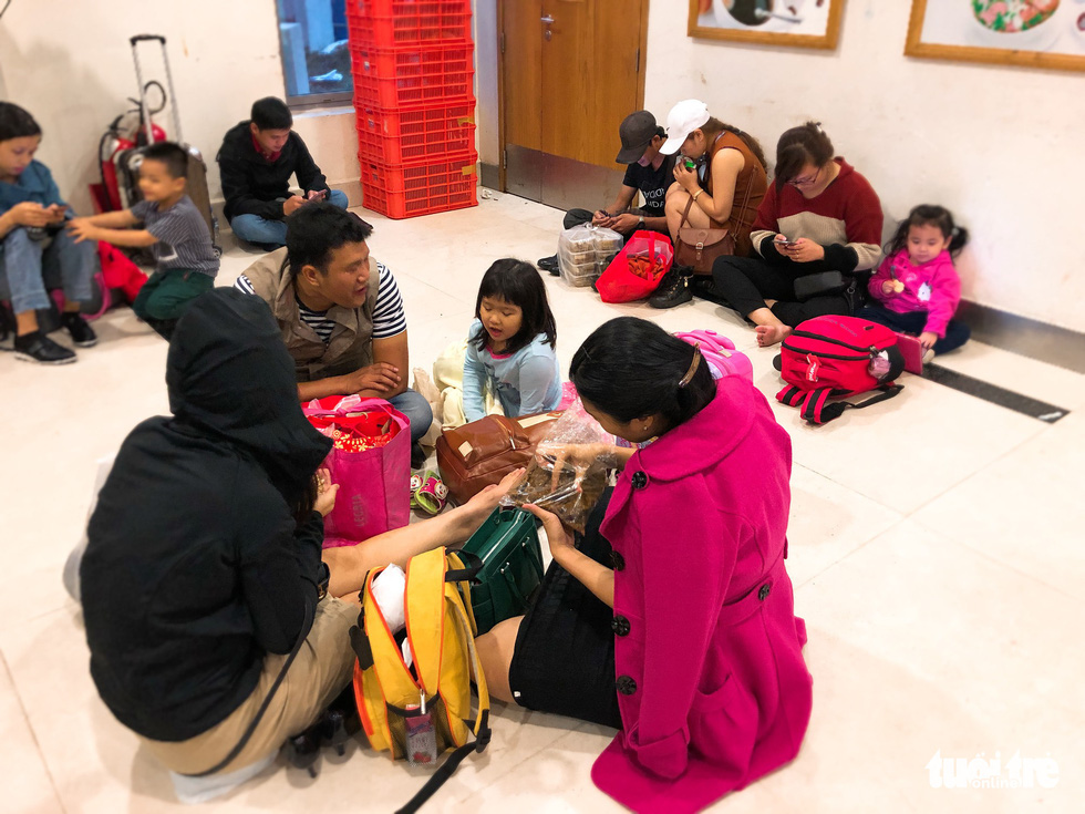 Máy bay liên tục trễ chuyến, hàng nghìn khách vạ vật ở Tân Sơn Nhất