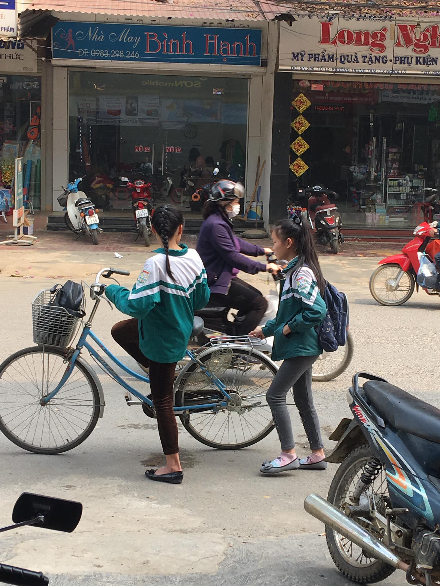 Bé gái được mẹ cho 10k ăn sáng vẫn mạnh dạn đi mua trả góp iPhone nhưng điều ai cũng chú ý là chất giọng anh bán hàng